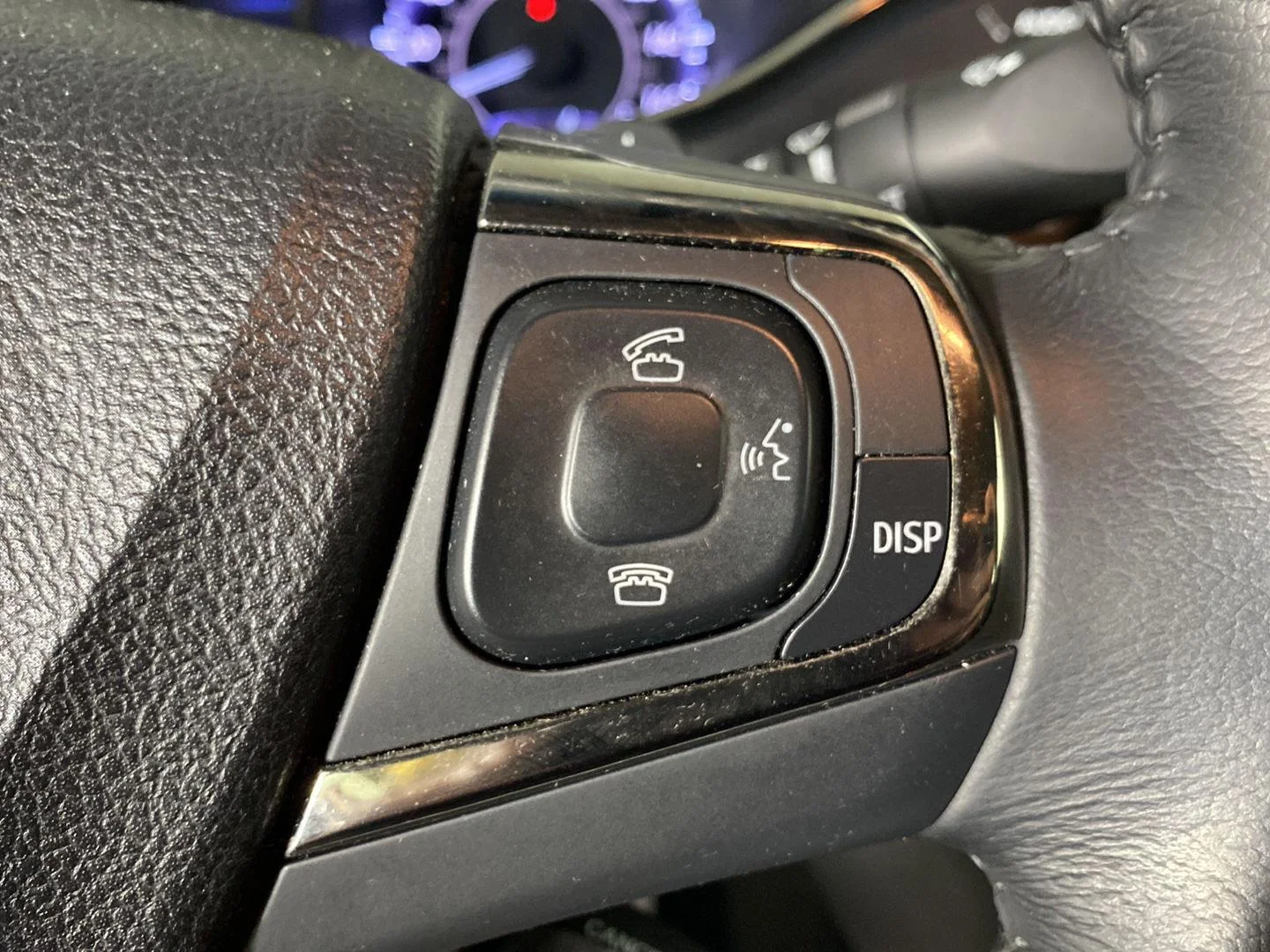 Used 2015 Sizzling Crimson Mica Toyota XLE image 10
