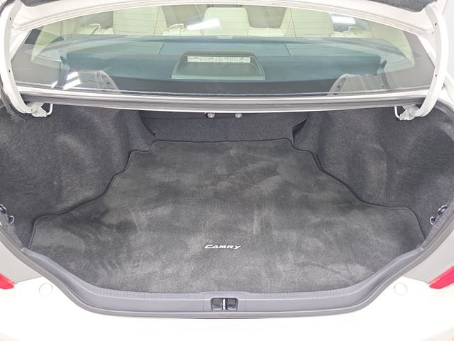 Used 2012 White Toyota XLE image 35