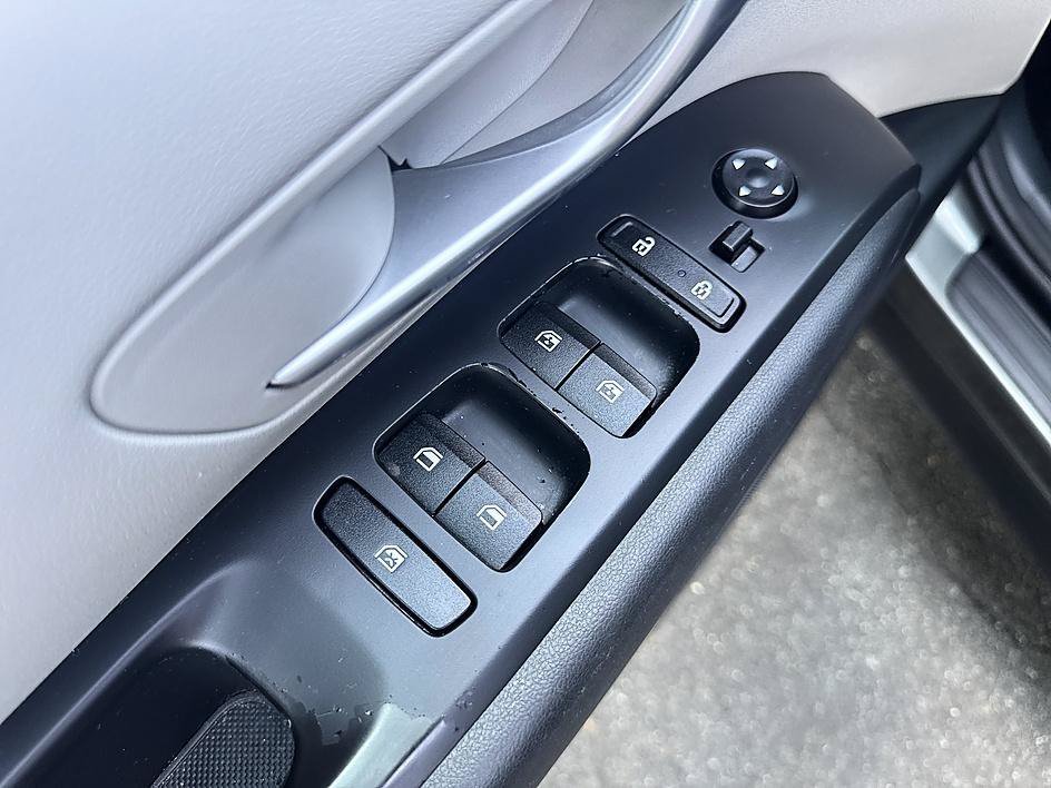 Used 2022 Amazon Gray Hyundai SEL image 10