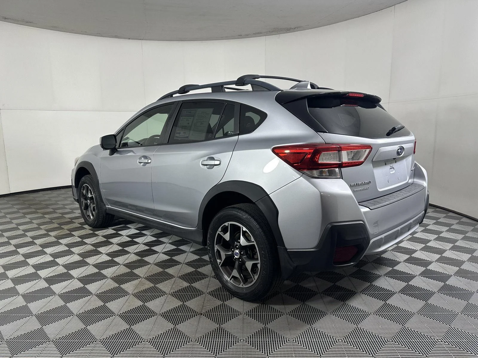 Used 2018 Ice Silver Metallic Subaru Premium image 6
