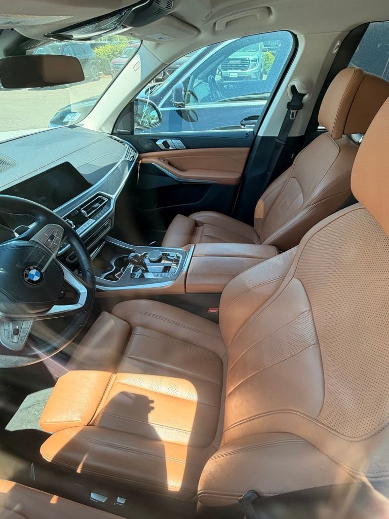 Used 2021 White BMW xDrive40i image 5