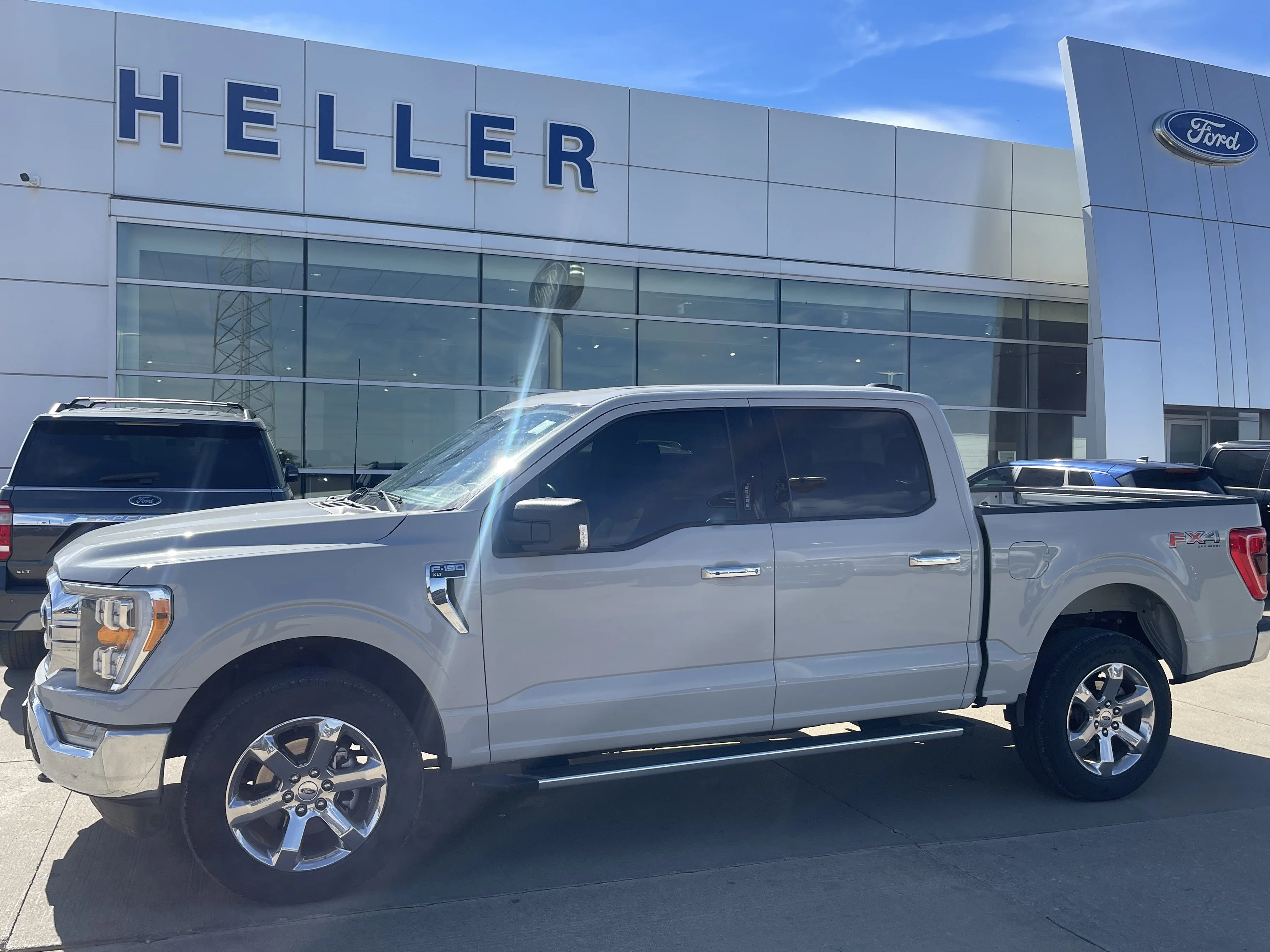 Used 2023 Avalanche Gray Ford XLT image 3