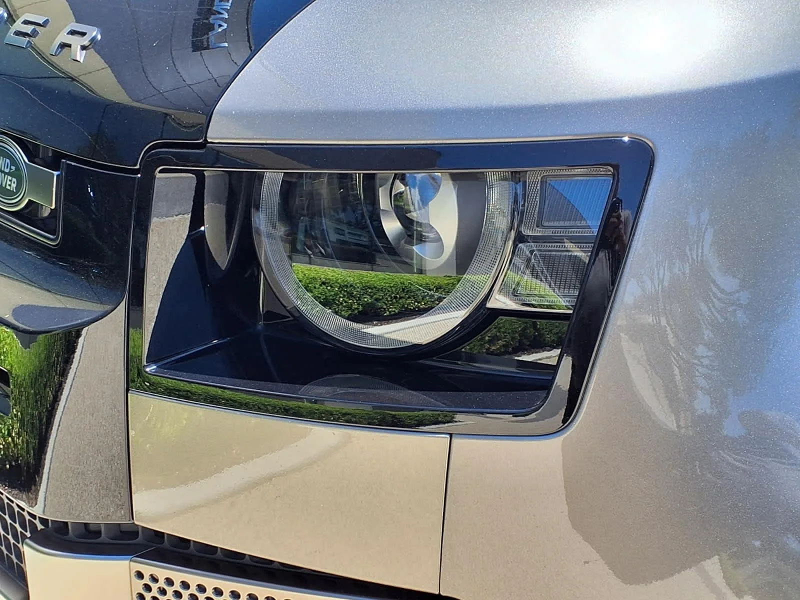 Used 2021 Silicon Silver Premium Metallic Land Rover X image 9