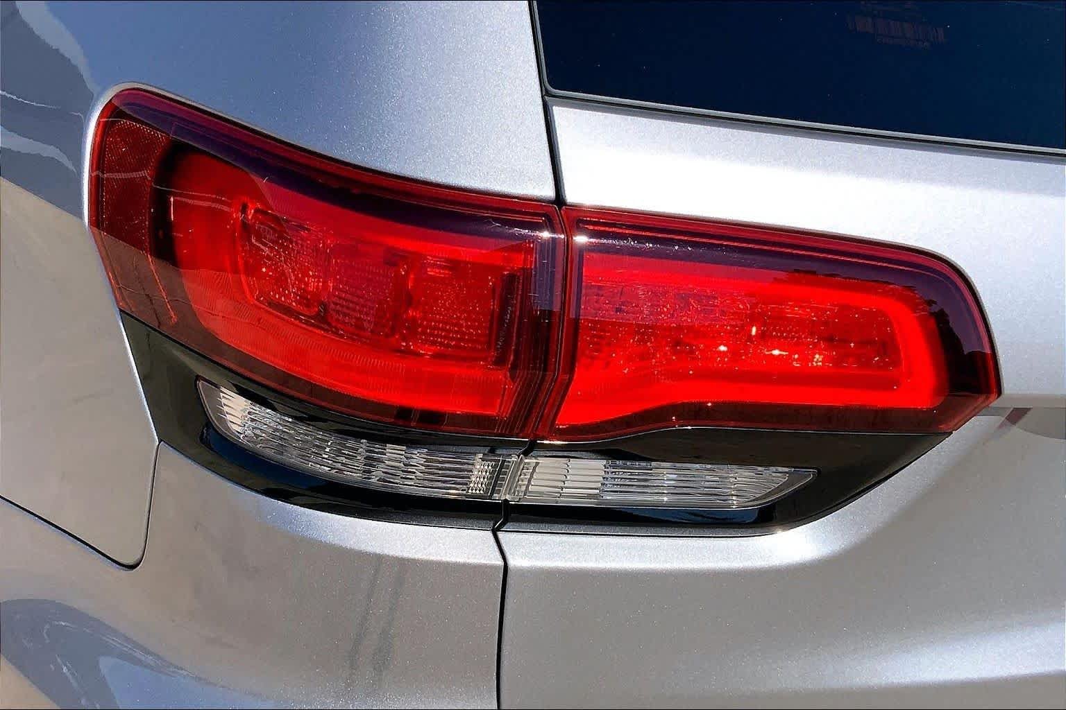 Used 2020 Billet Silver Metallic Clearcoat Jeep Altitude image 27