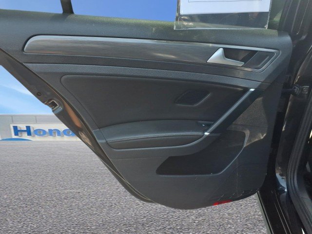 Used 2019  Volkswagen SE image 11