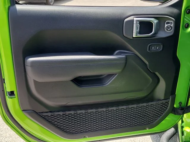 Used 2025 Green Jeep Sport S image 11