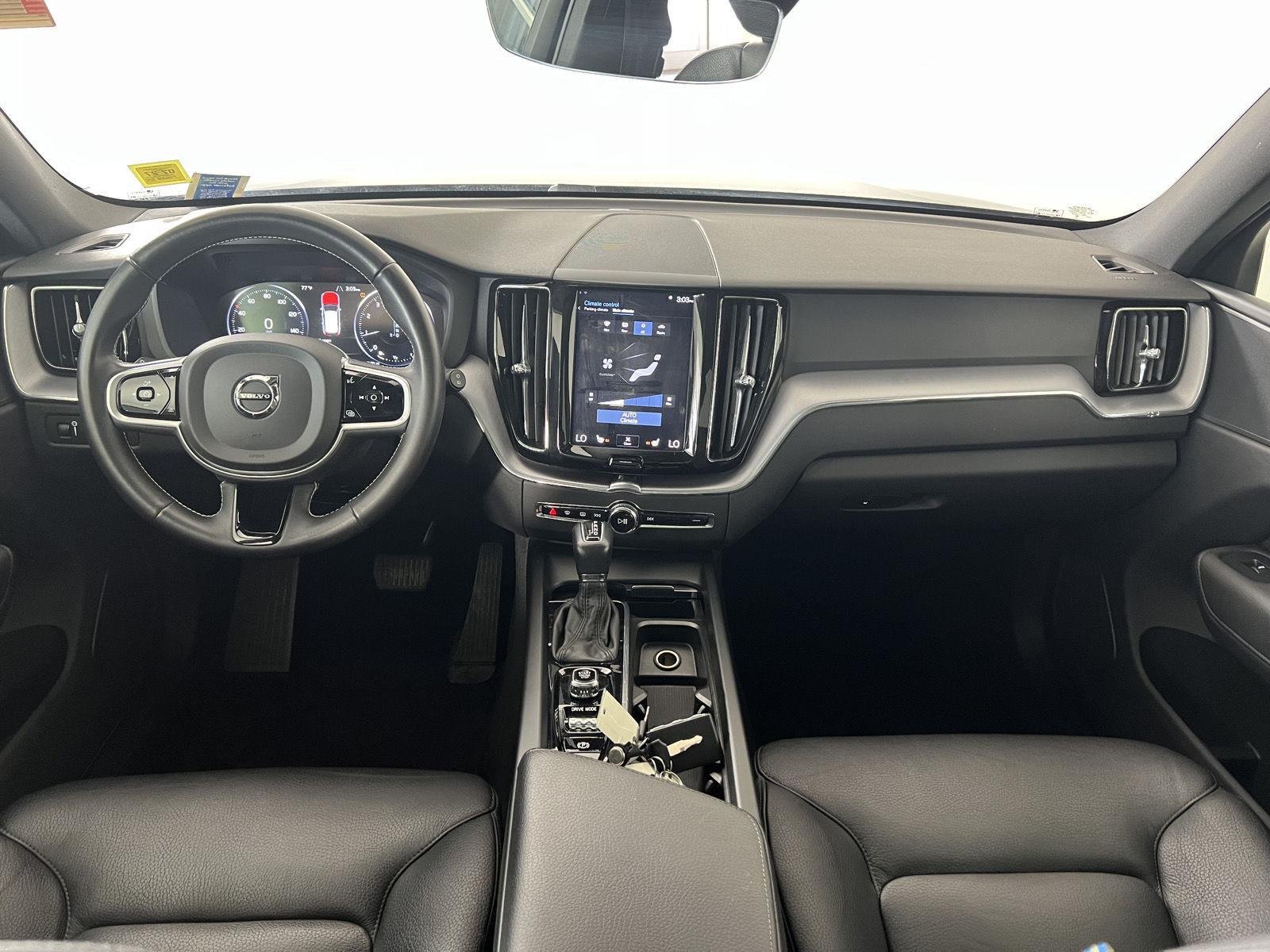 Used 2020 Onyx Black Metallic Volvo Momentum image 22