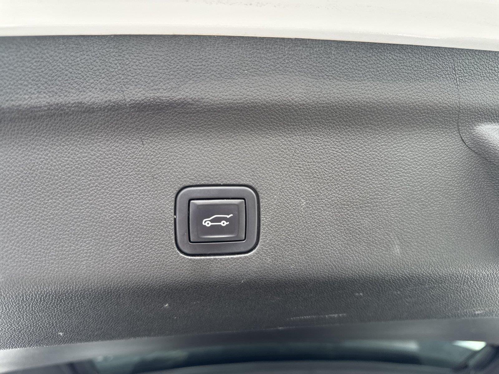 Used 2022 SUMMIT WHITE Chevrolet Z71 image 24