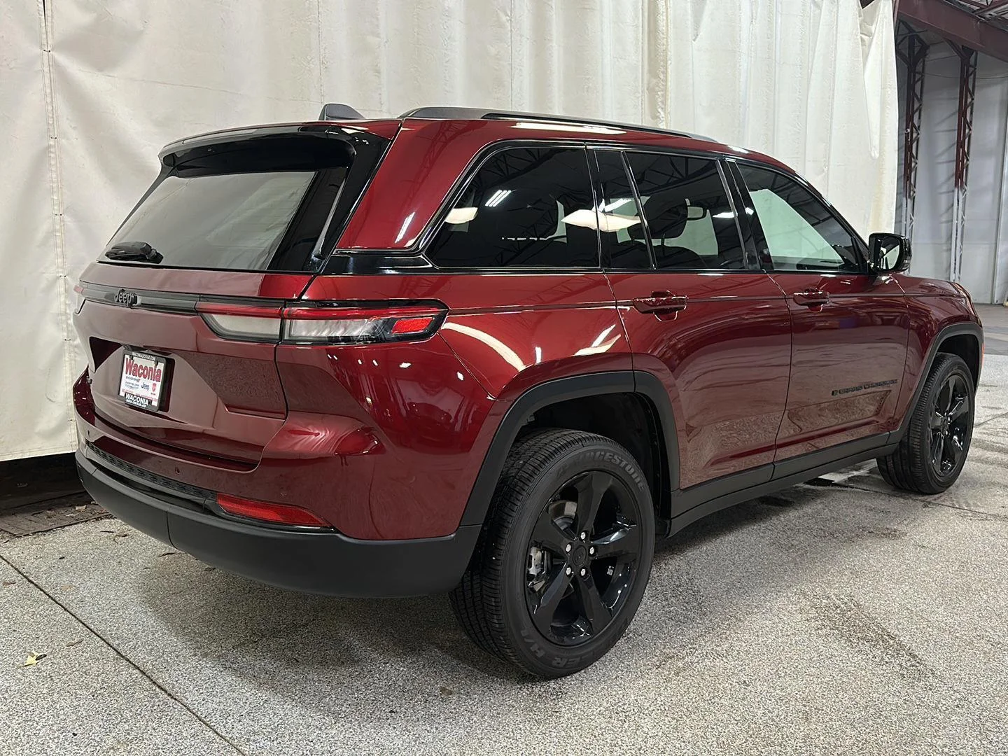Used 2023 Velvet Red Pearlcoat Jeep Altitude X image 5