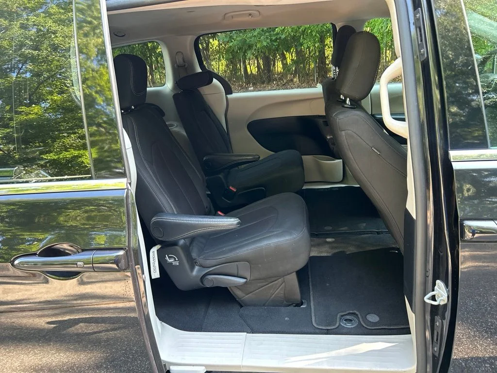 Used 2022 Black Chrysler LX image 31