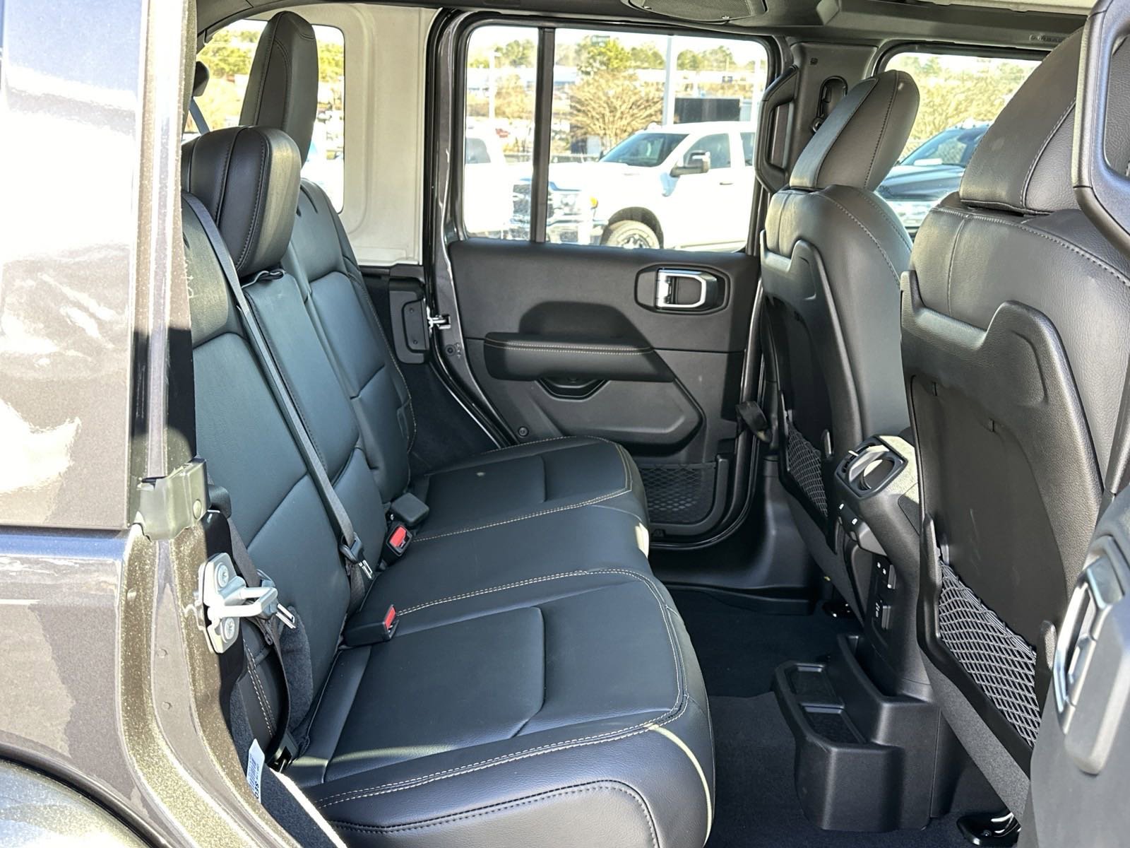 2025 Jeep Wrangler 4-Door Sahara - Photo 15