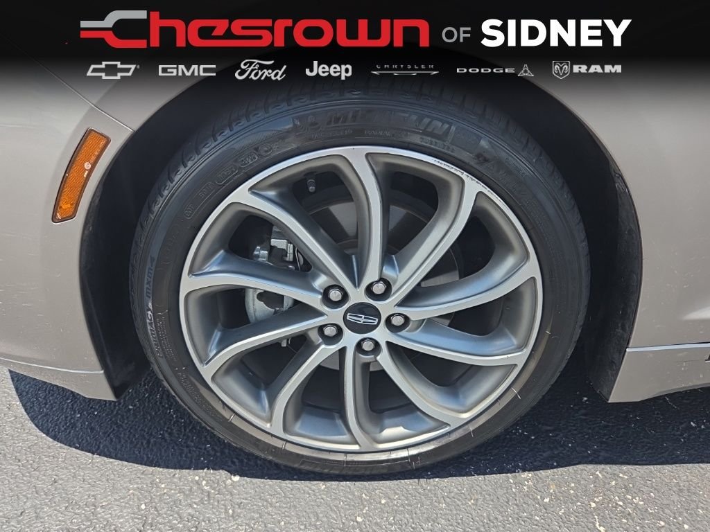 Used 2018 Brown Lincoln Select image 17