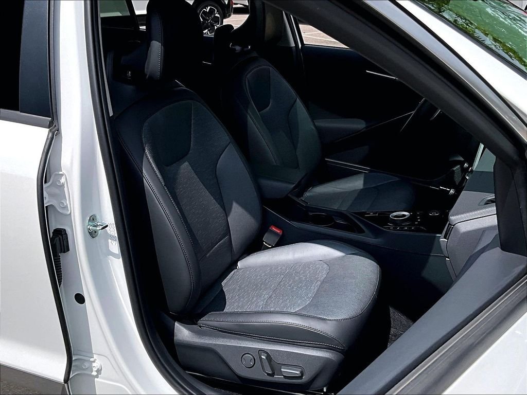 Used 2023 White Kia Wave image 11