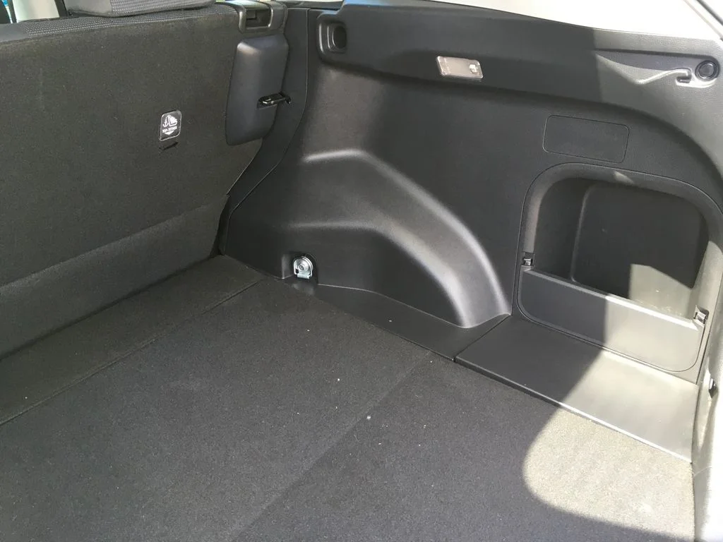 2019 Toyota RAV4 LE - Photo 32