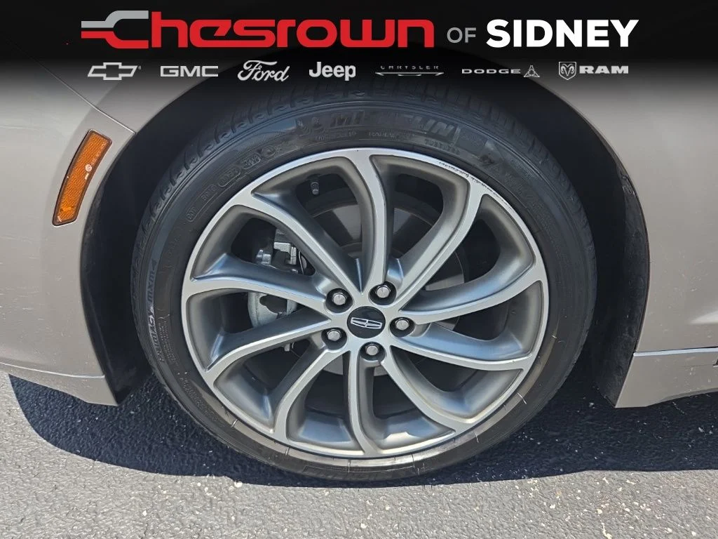 Used 2018 Brown Lincoln Select image 17