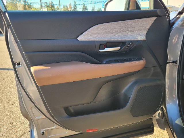 Used 2025  Toyota Platinum image 18