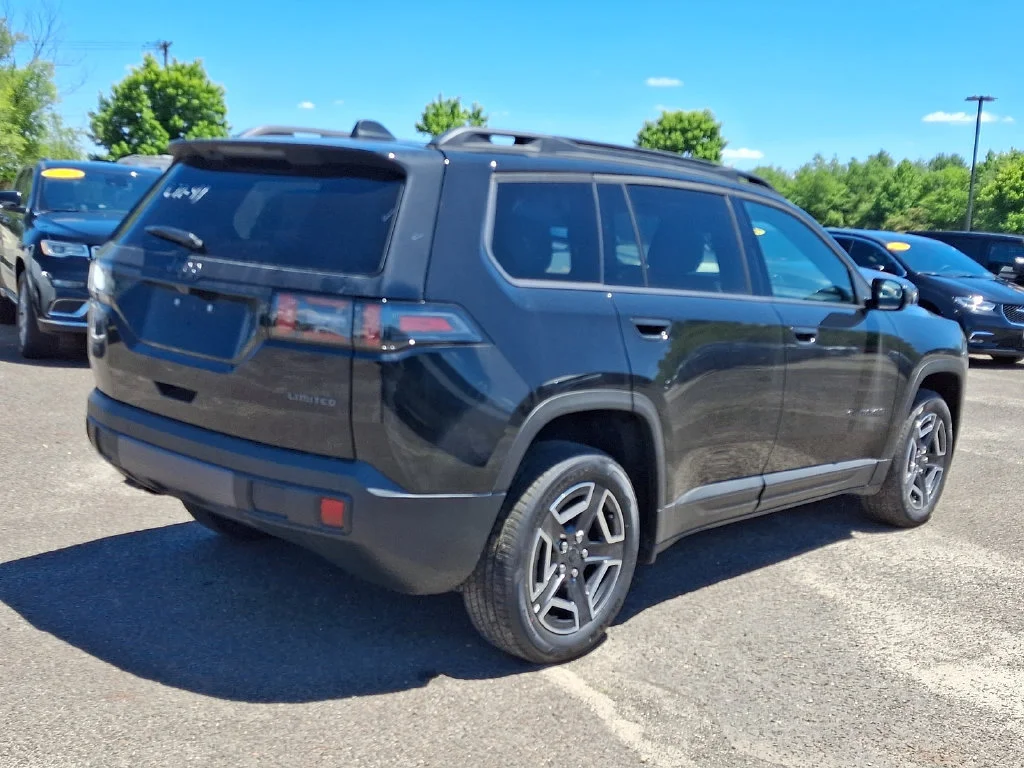 New 2026 Diamond Black Crystal Pearl-Coat Exterior Paint Jeep Limited image 8