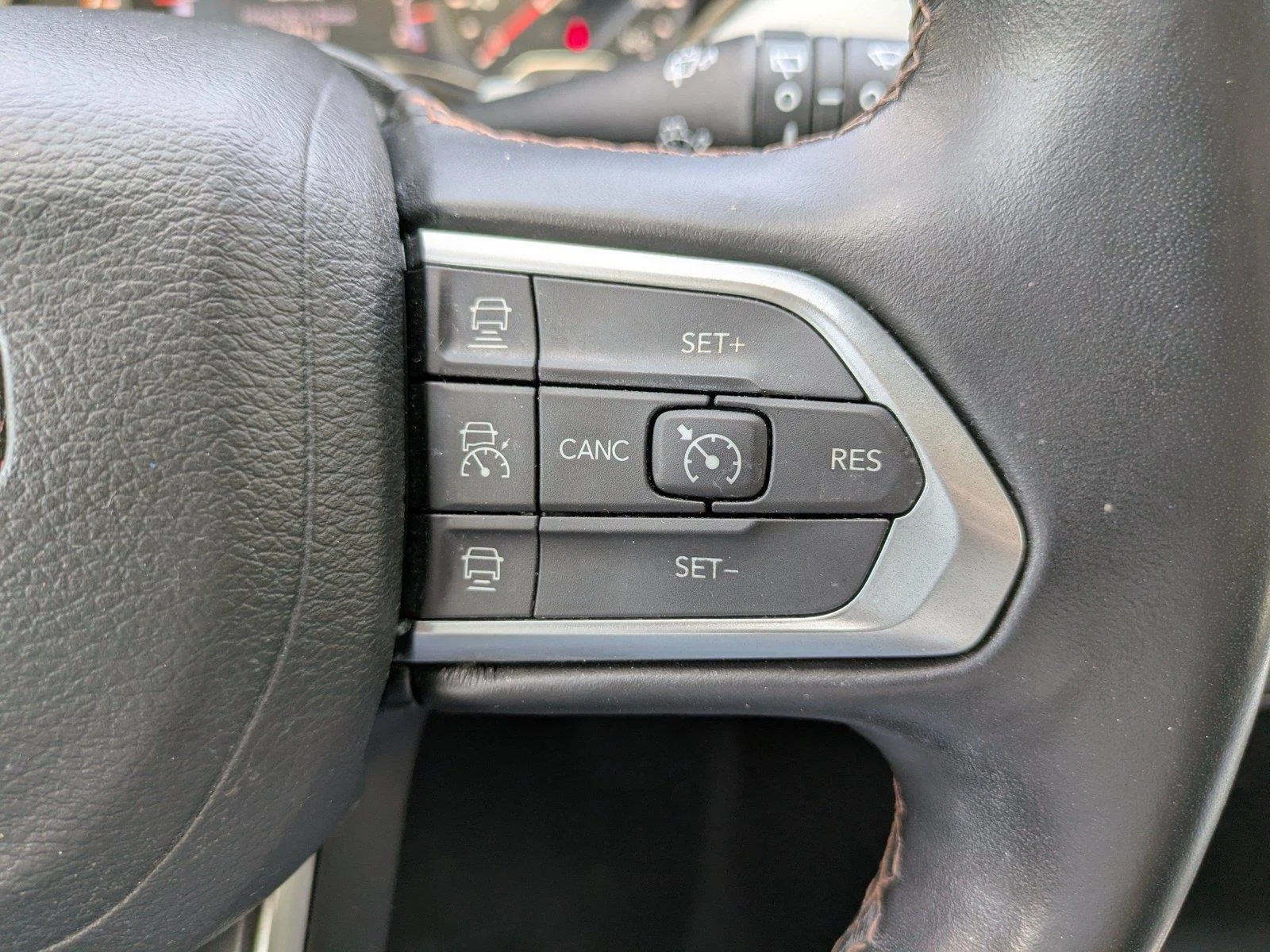 Used 2022 Diamond Black Crystal Pearlcoat Jeep Limited image 24