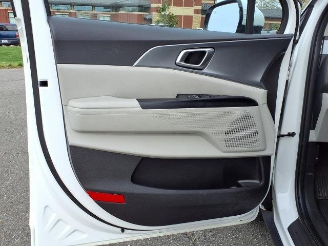Used 2024 White Kia  image 29