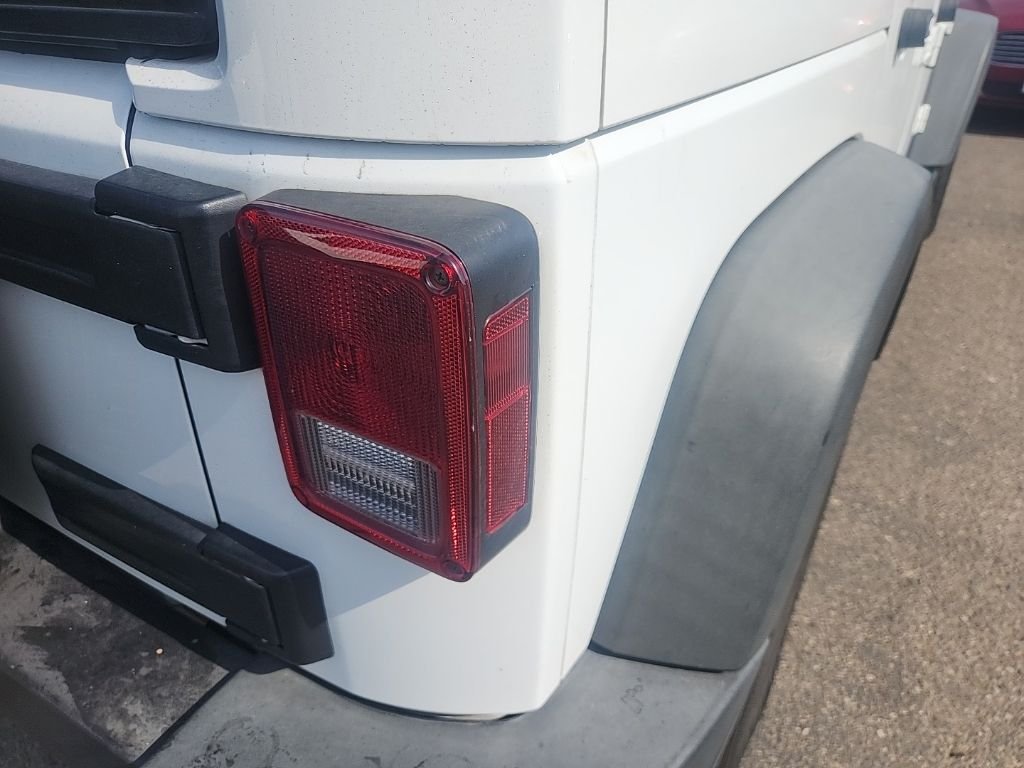 Used 2015 White Jeep Unlimited Rubicon image 14
