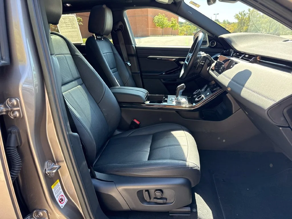 Used 2023 Gold Land Rover R-Dynamic SE image 26