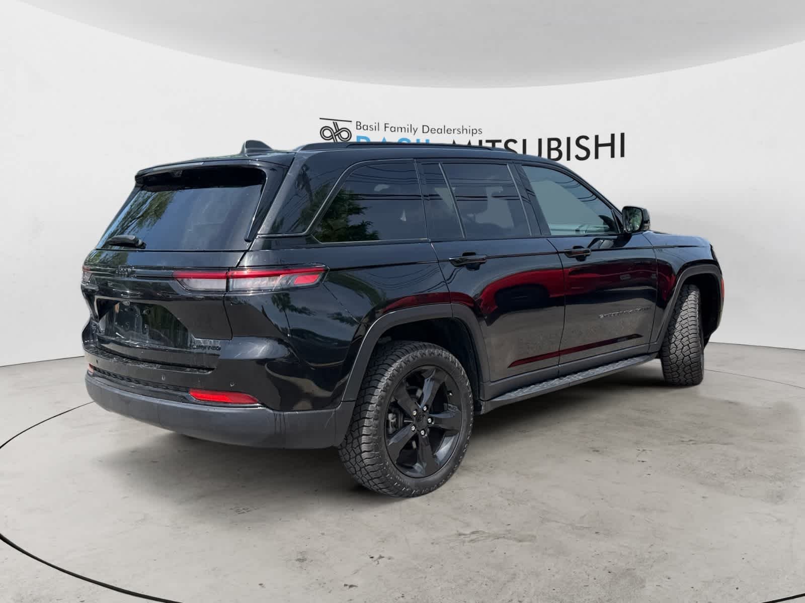 Used 2024 Diamond Black Crystal Pearl Jeep Limited image 5