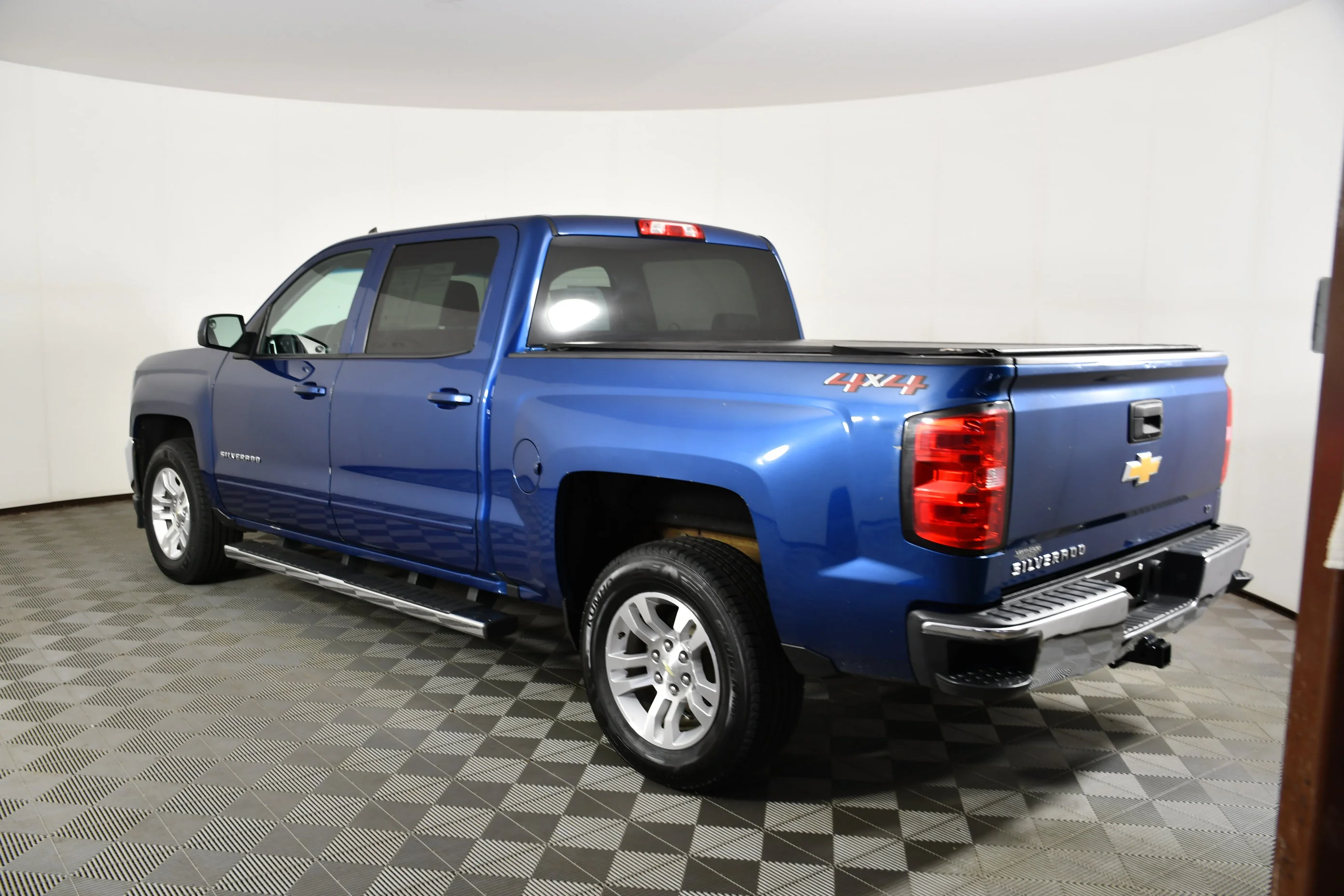 Used 2018 Deep Ocean Blue Metallic Chevrolet LT image 8