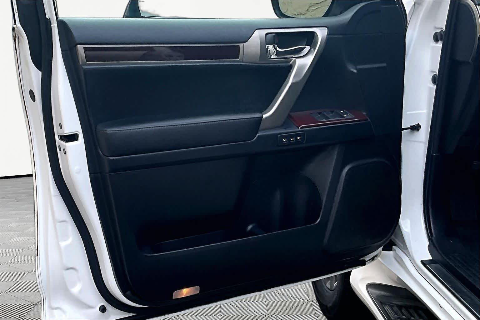 Used 2015 Starfire Pearl Lexus Luxury image 21