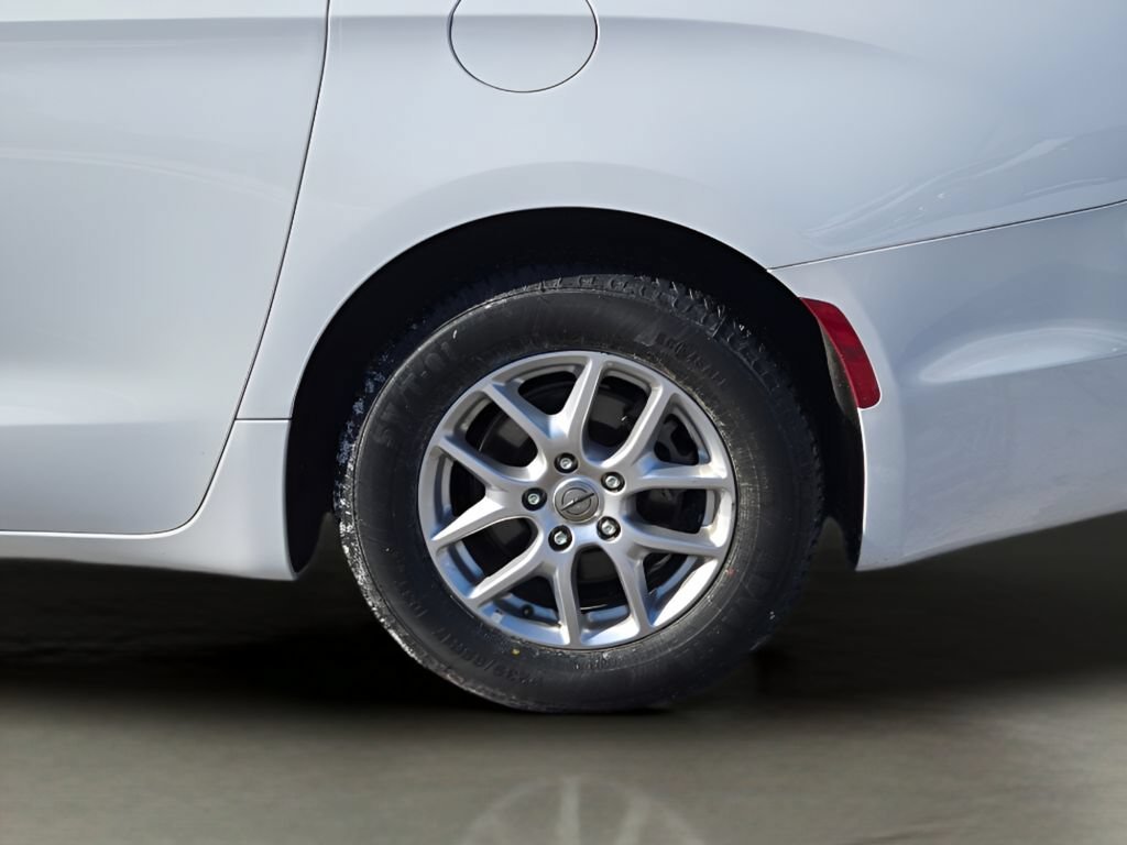 Used 2023 White Chrysler Touring L image 15