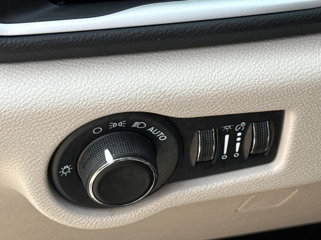 Used 2022 White Chrysler LX image 21
