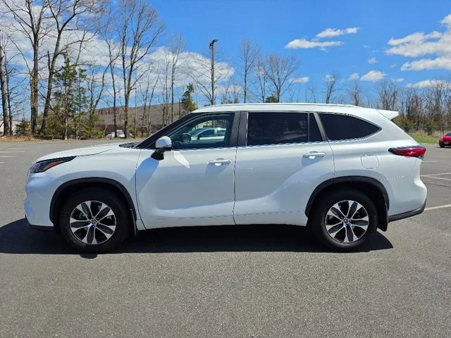 Used 2023 Beige Toyota XLE image 4