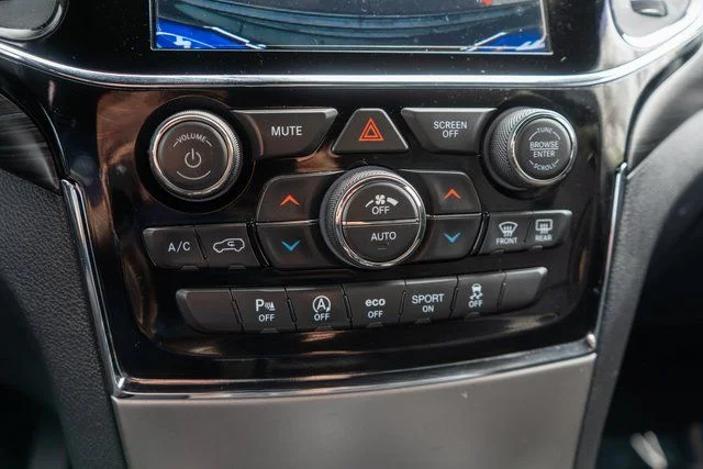Used 2020 Black Jeep Laredo E image 28