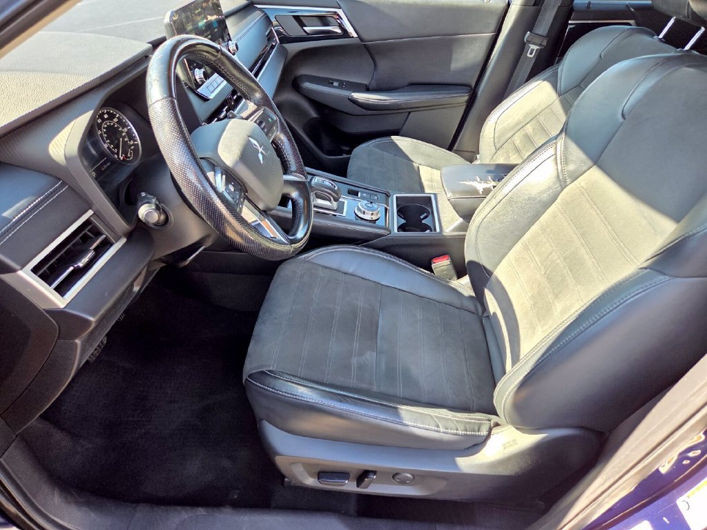 Used 2022  Mitsubishi  image 13