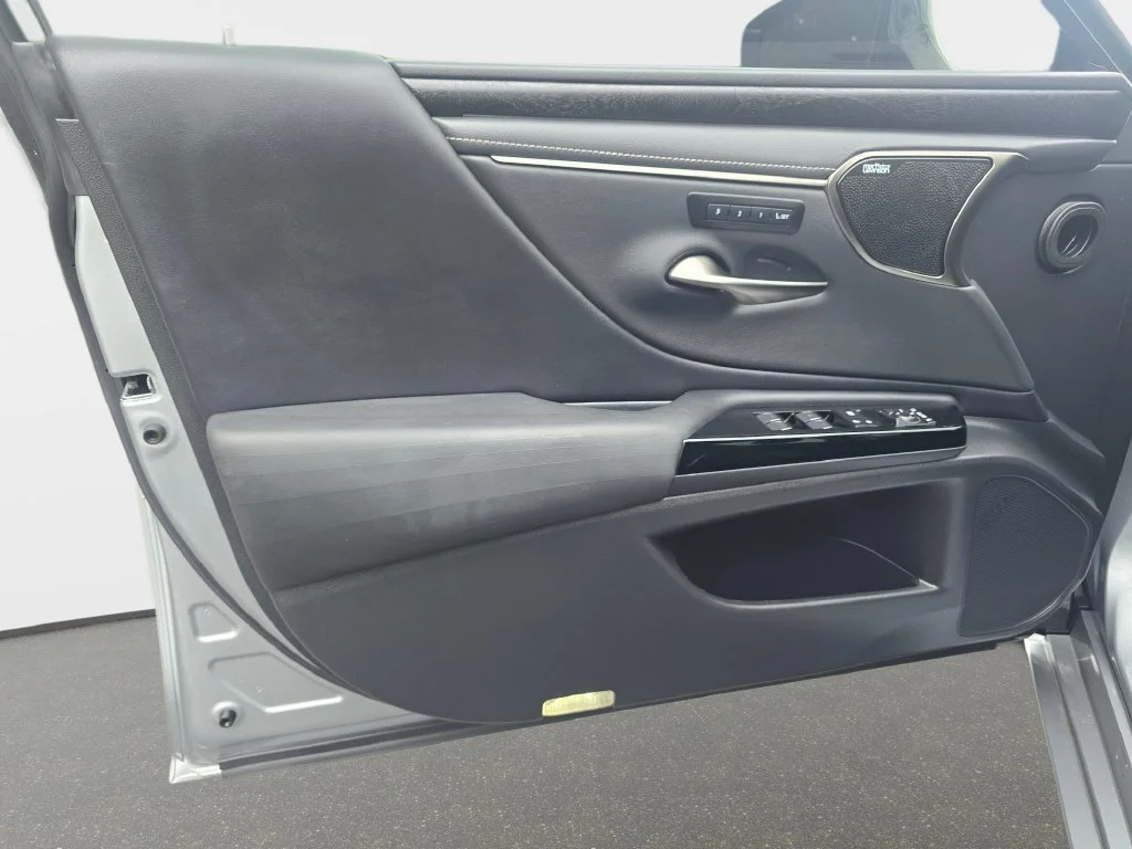 Certified Used 2022 IRIDIUM Lexus 300h Luxury image 26
