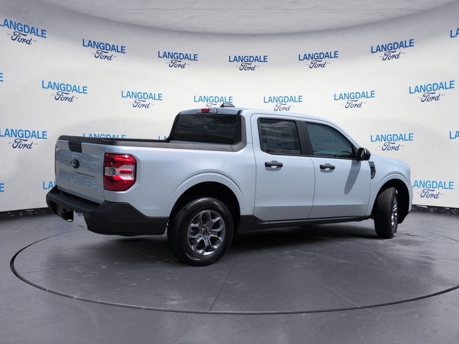 New 2026 Space White Metallic Ford XLT image 4