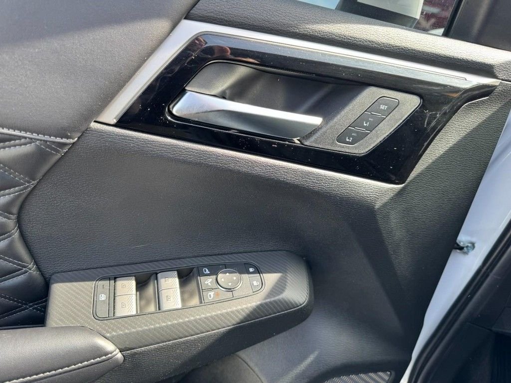 Used 2022  Mitsubishi SEL image 16