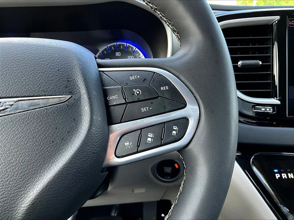 Used 2023 Red Chrysler Touring L image 15