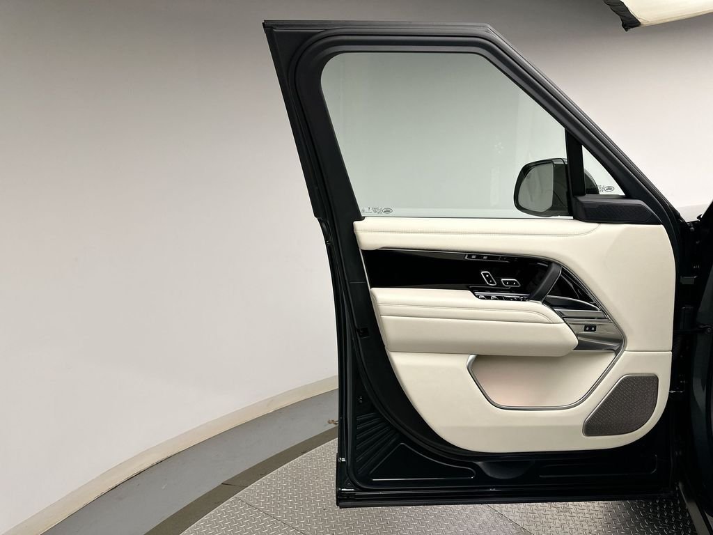 Used 2025 Belgravia Green Metallic Land Rover Autobiography image 21