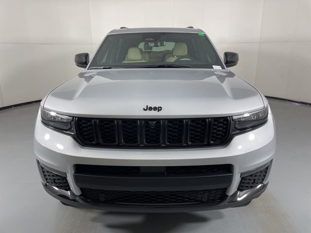New 2025 Silver Zynith Exterior Paint Jeep Limited image 3