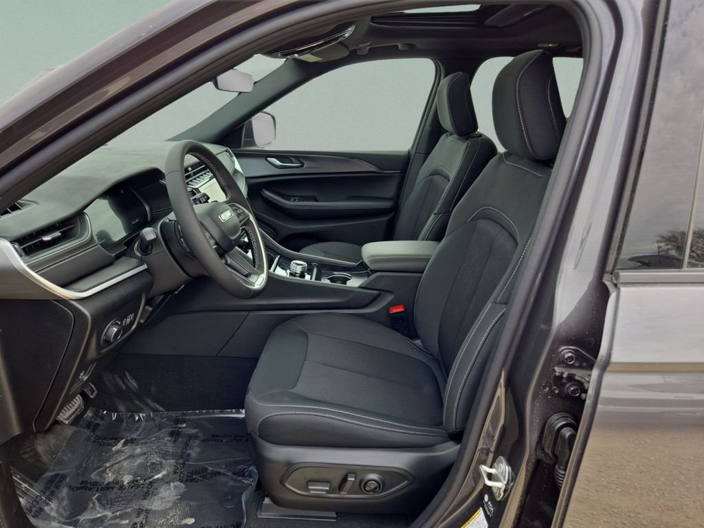 New 2025 Baltic Gray Metallic Clear-Coat Exterior Paint Jeep Laredo X image 18