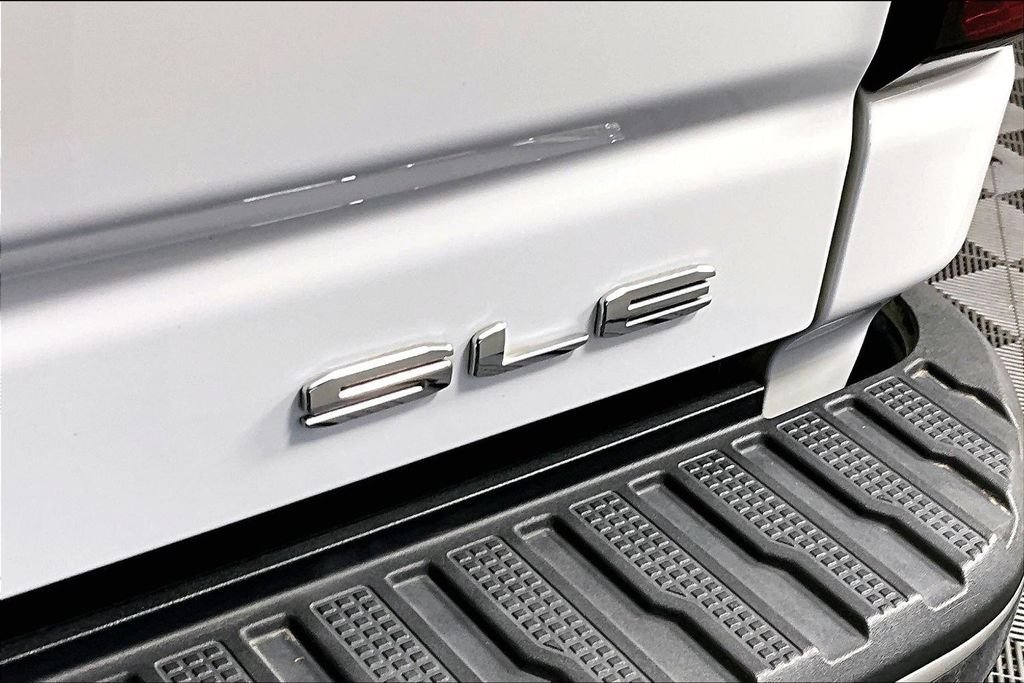 Used 2022 White GMC SLE image 22