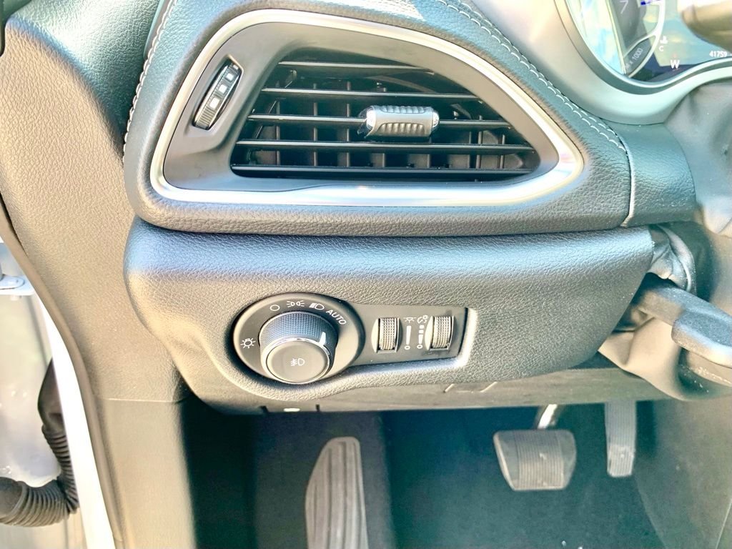 Used 2025 White Chrysler Limited image 32