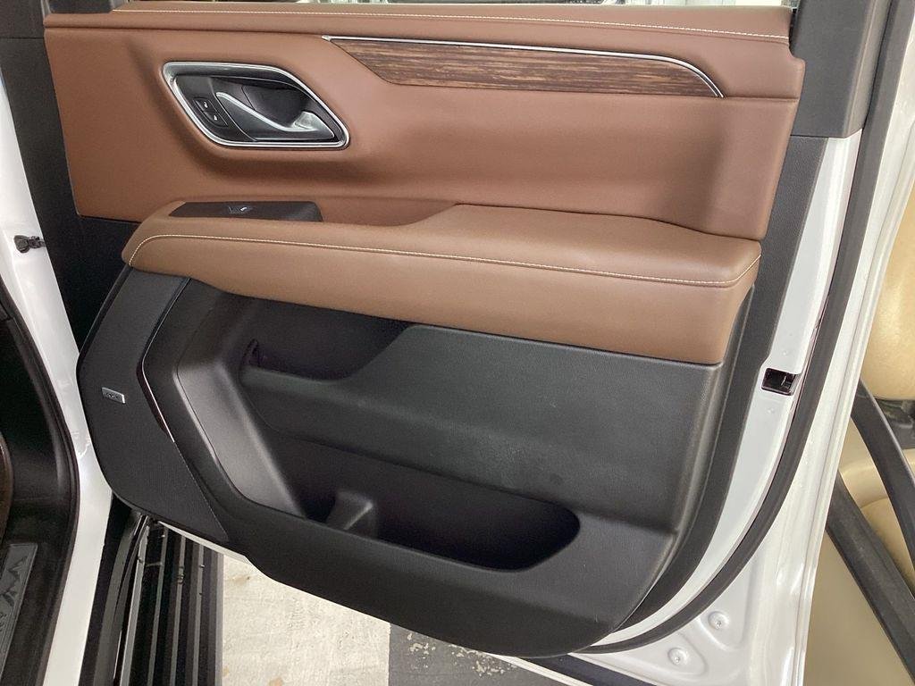 Used 2022 Iridescent Pearl Tricoat Chevrolet High Country image 23