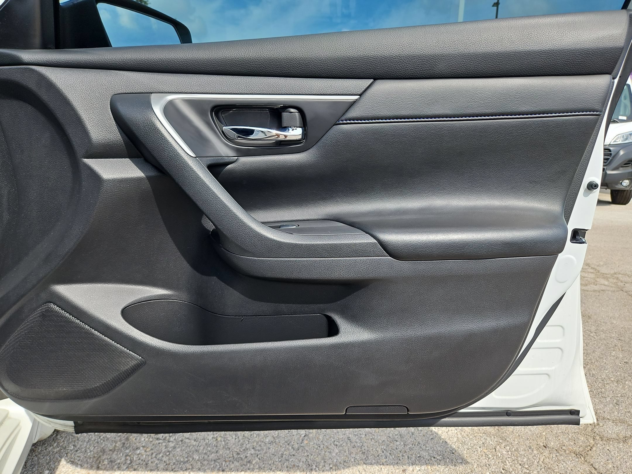 Used 2018 Pearl White Nissan 2.5 SR image 29
