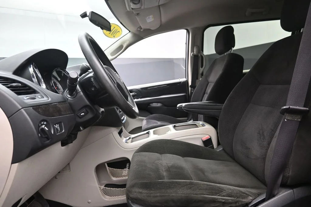 Used 2014 Silver Dodge SXT image 17