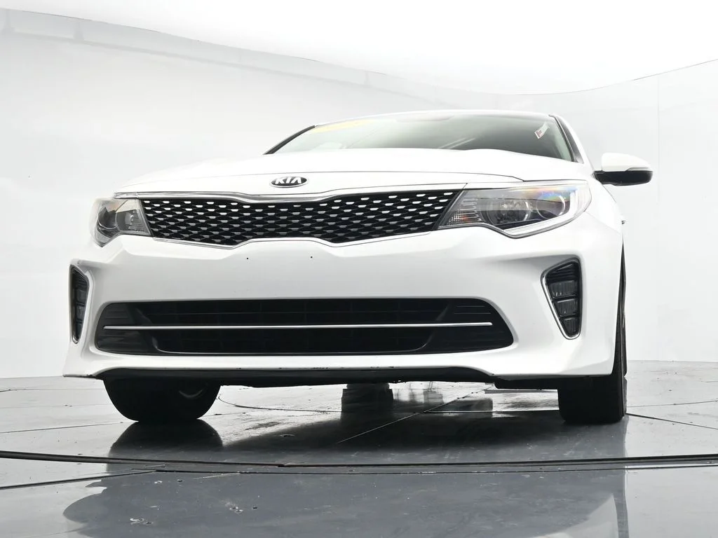 Used 2018 White Kia S image 29