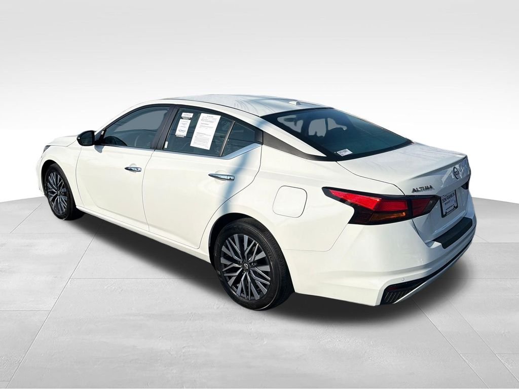 Used 2025 White Nissan 2.5 SV image 3