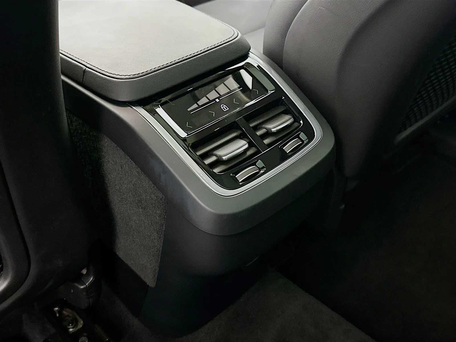 Used 2025 Vapour Grey Metallic Volvo B5 Core image 25