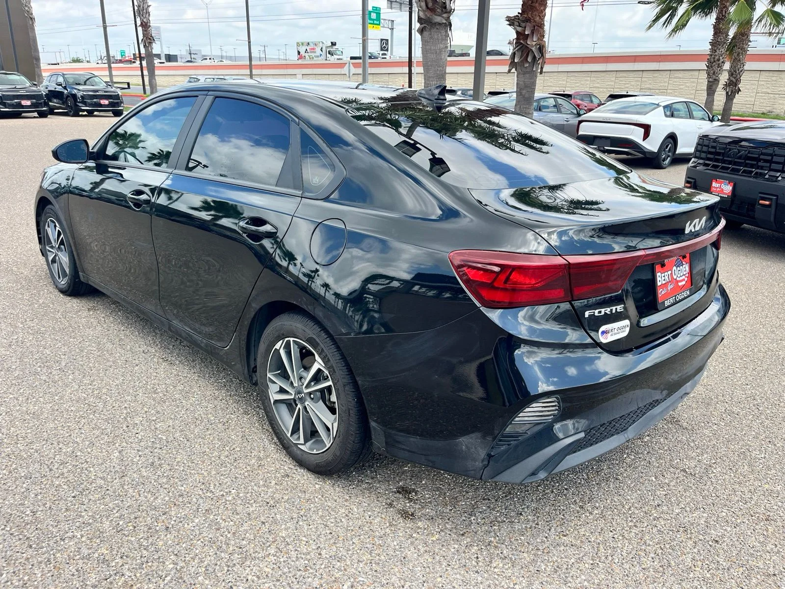 Used 2023 Black Kia LXS image 4