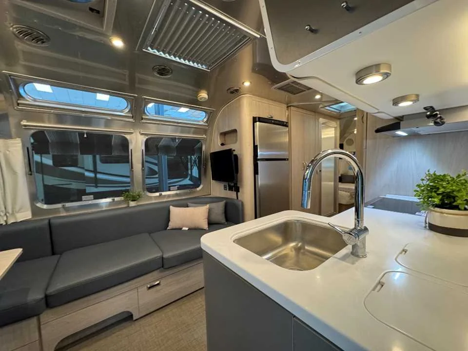 Used 2024 SILVER AIRSTREAM  image 10